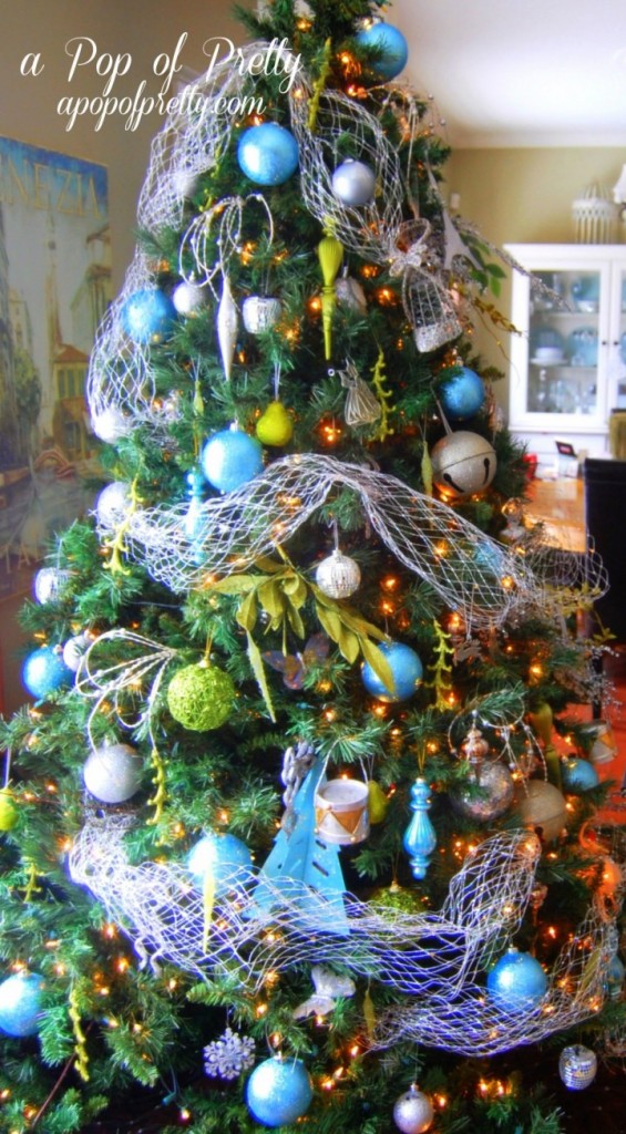 pop-of-pretty-christmas-tree-decorating-ideas-with-ball-ornament-720x1304-565x1024